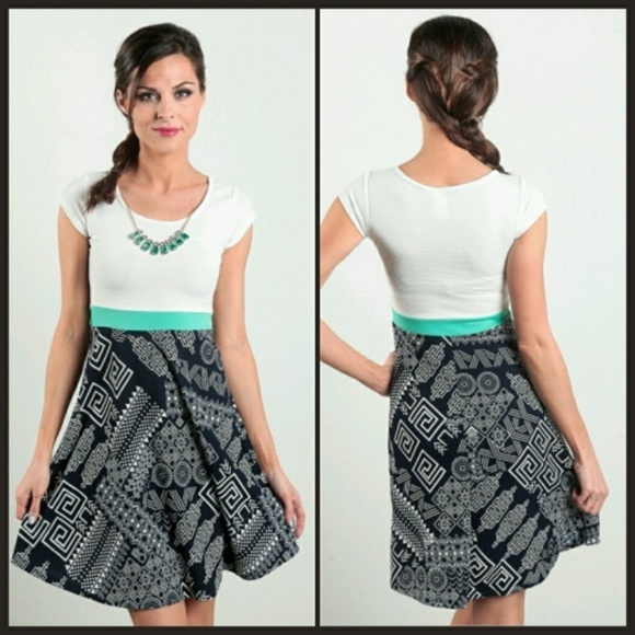 Dresses & Skirts - Tribal Print Mini/Midi Dress With Necklace